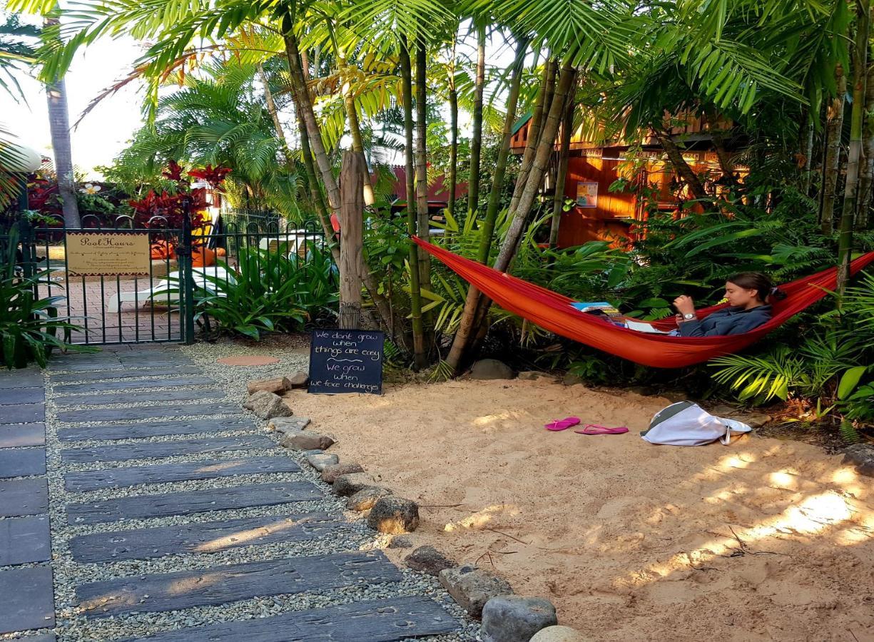 Tropic Days Boutique Hostel Кэрнс Экстерьер фото