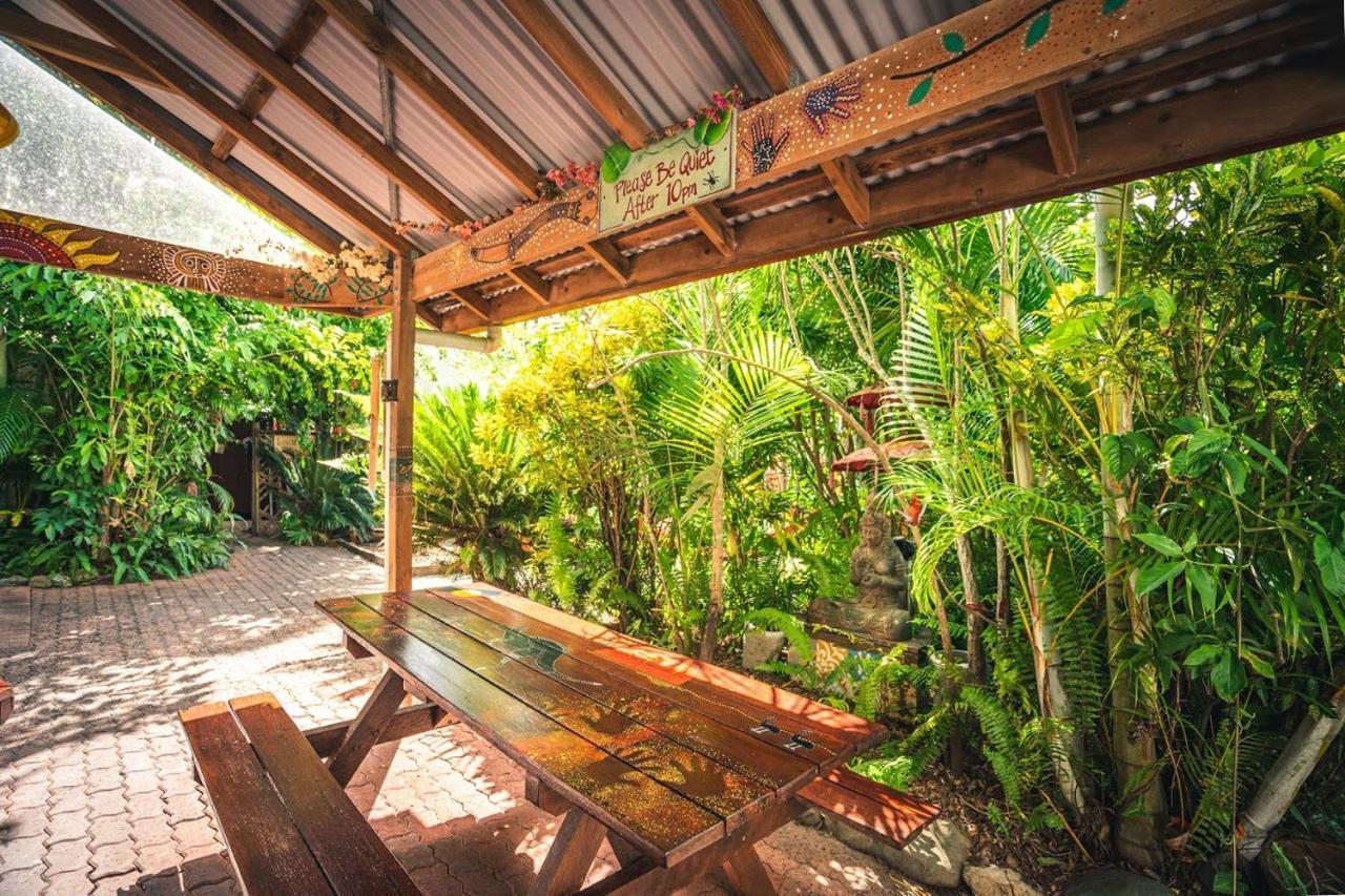 Tropic Days Boutique Hostel Кэрнс Экстерьер фото