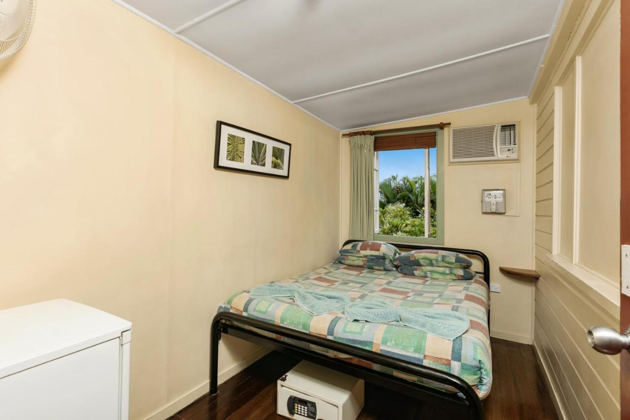 Tropic Days Boutique Hostel Кэрнс Экстерьер фото